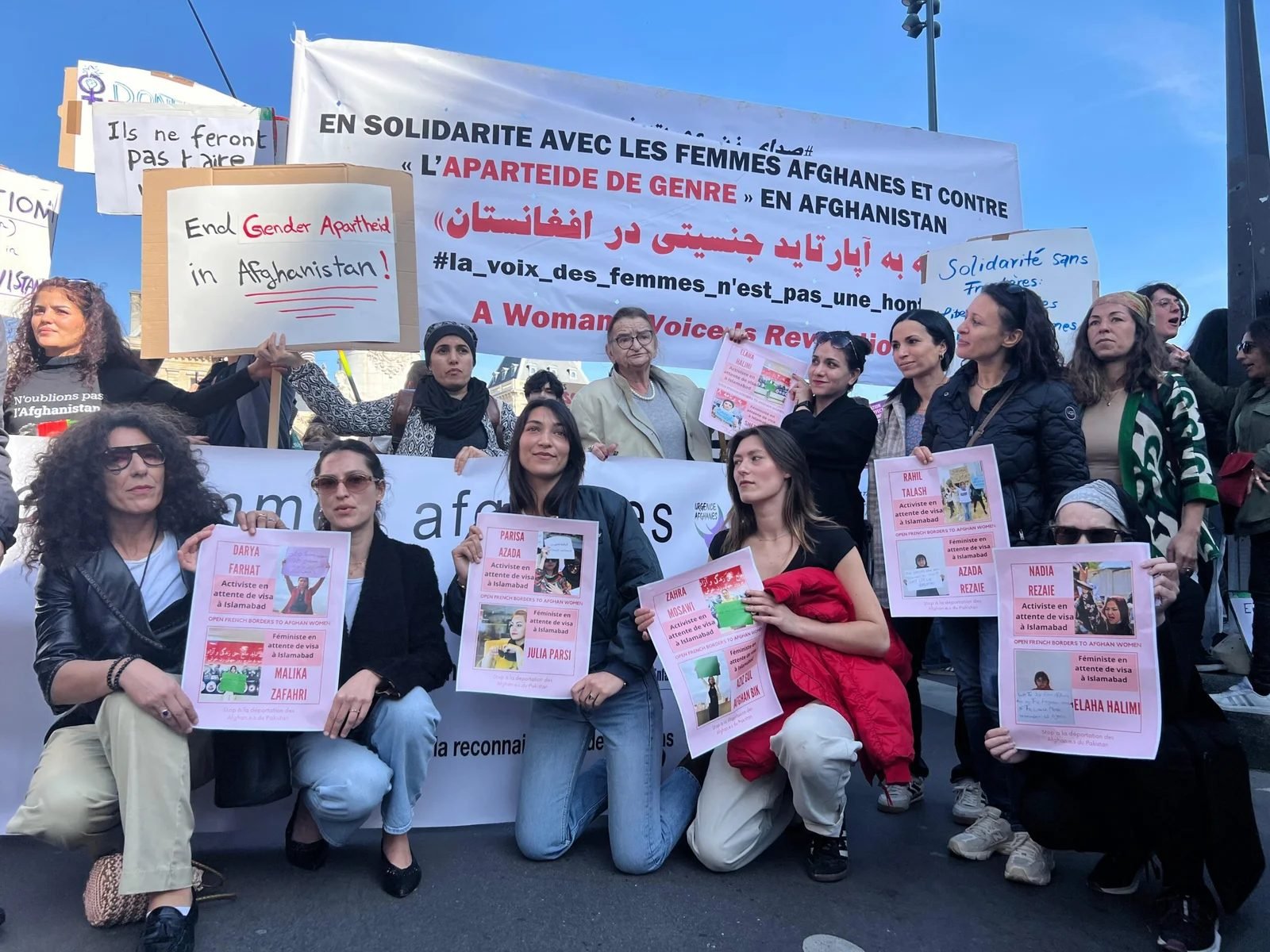 Le cortège pour les femmes afghanes à la marche du 8 mars, à Paris