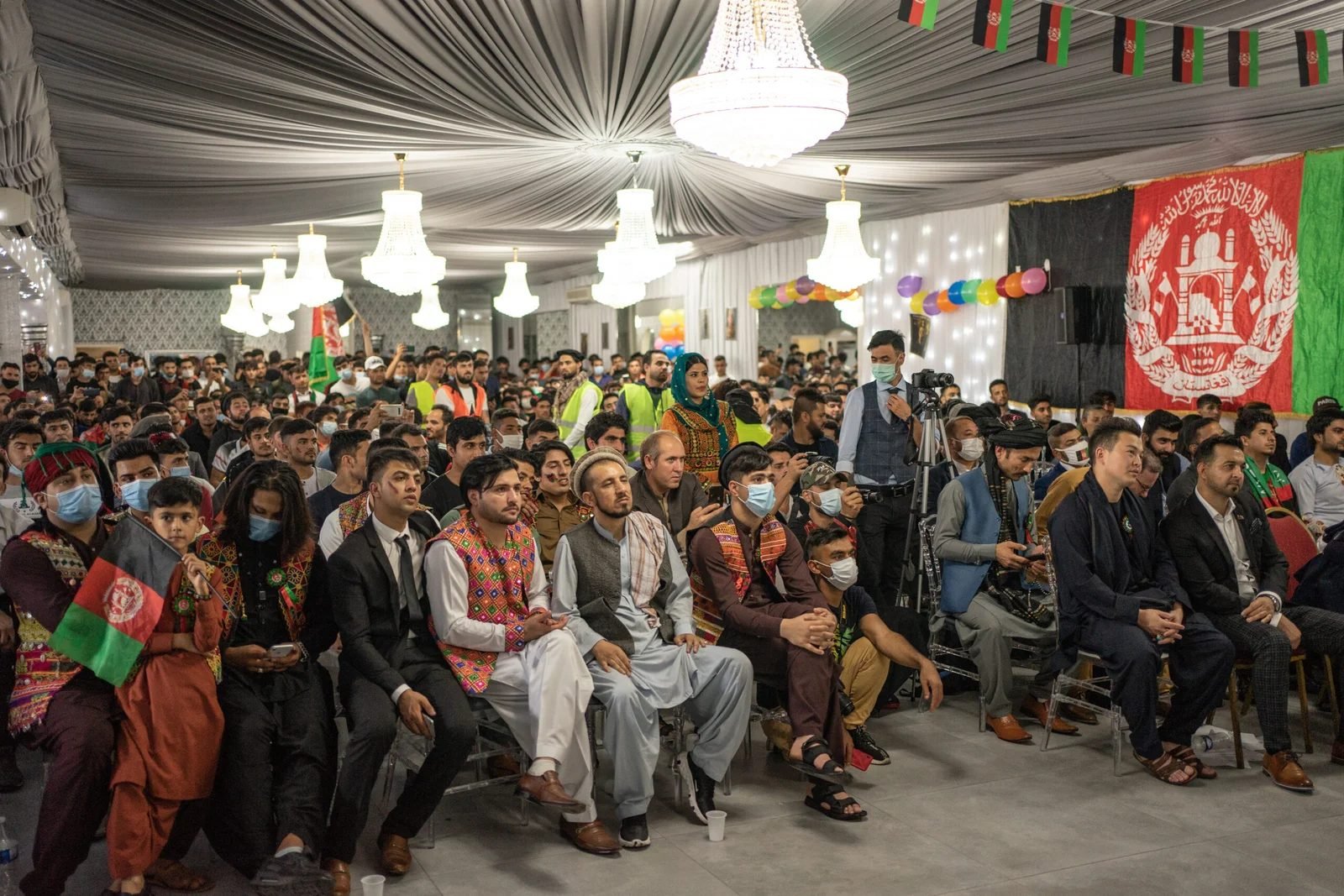 زموږ تاریخچه د افغانستان په رنګونو سینګار شوی ډک تالار، د خپلواکۍ جشن